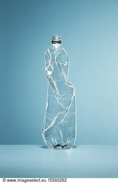 Zerknitterte  leere Plastikwasserflasche