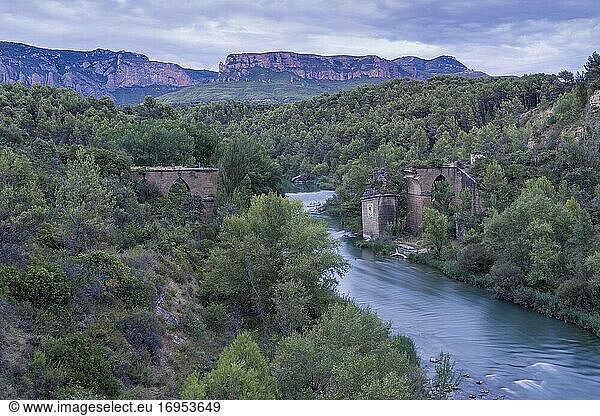 Zerstörte Brücke über den Fluss Gallego in der Murillo de Gallego Huesca Aragon Spanien am 18. August 2020.