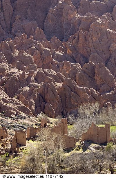 Zerstörte Kasbahs beim sogenannten Hill of Human Bodies im Dadestal südliche Ausläufer des Hohen Atlas-Gebirges Südmarokko Marokko Afrika
