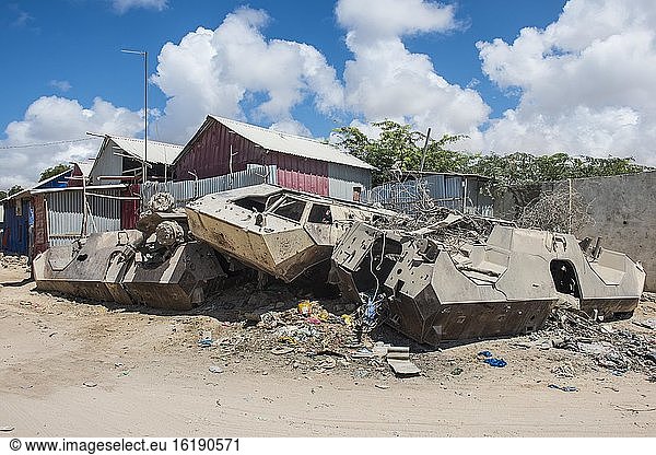 Zerstörte Panzer in den Straßen von Mogadischu  Somalia  Afrika
