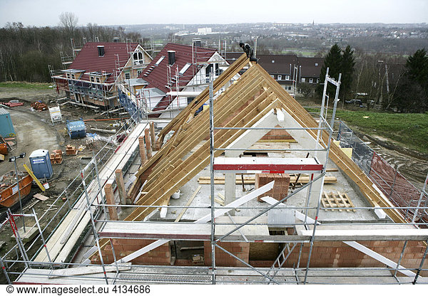 Zimmerleute bauen den Dachstuhl für eine Zweifamilienhaus Essen Nordrhein-Westfalen Deutschland