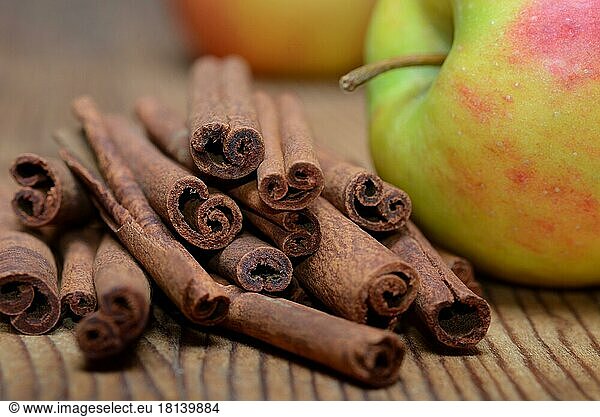 Zimstangen und Apfel (Cinnamomum spec.)