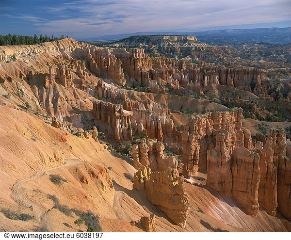 Zinnen und Felsformationen  verursacht durch Erosion  bekannt als das Queens Garden  gesehen vom Sunset Point  in der Bryce Canyon Nationalpark  Utah  Vereinigte Staaten von Amerika  Nordamerika