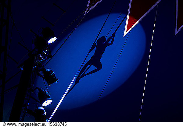 Zirkus  Luftseil  Schatten eines Mädchens  Artist  Klettern