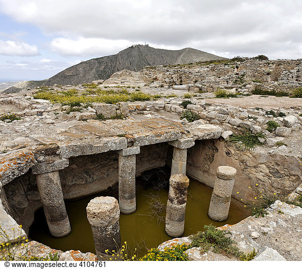 Zisterne auf dem Ruinenfeld auf dem Messa Vouno  Alt Thira  Santorin  Griechenland