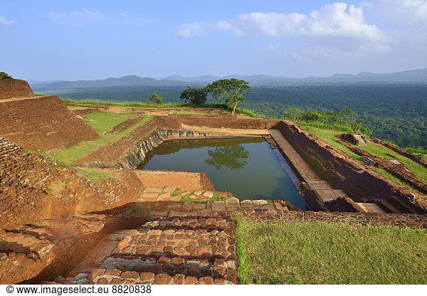 Zisterne in der Ruine der Festung auf dem Löwenfelsen UNESCO Weltkulturerbe Sigiriya Zentralprovinz Sri Lanka