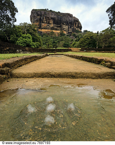 Zisterne  Quelle am Felsen von Sigiriya  Löwenfelsen  Magmablock eines erodierten Vulkans  UNESCO Weltkulturerbe