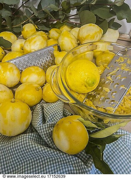 Zitronen schälen.