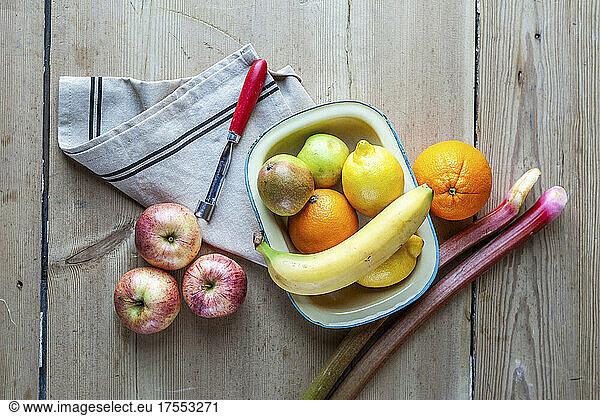 Zitrusfrüchte Äpfel Banane und Rhabarber