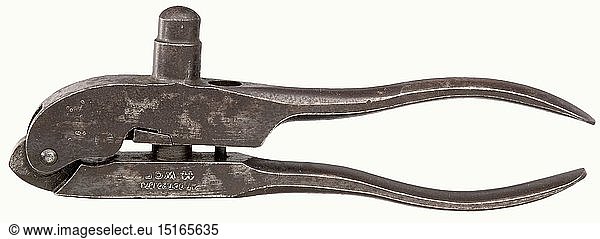 ZIVILE LANGWAFFEN MODERNE SYSTEME  LadegerÃ¤t fÃ¼r Kal. 44-40 Winchester.  Schwere  eiserne Zange  bezeichnet 'Pat.Oct.20 1874 / 44 W.C.F.'. LÃ¤nge 21 cm. BrÃ¼niert  partiell fleckig mit geringen NÃ¤rbchen.