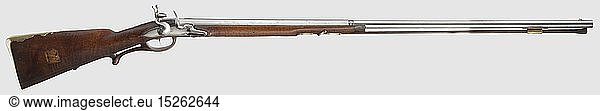 ZIVILE LANGWAFFEN STEINSCHLOSS UND PERKUSSION  Steinschlossflinte  deutsch um 1780. Achtkantiger  nach Baluster runder und glatter Lauf im Kaliber 15 mm mit Messing-Spinnenkorn. Leicht geschnittenes Steinschloss mit gerundeter Schlossplatte. Floral beschnitzter Nussholzhalbschaft mit Hornnase  glatter Messinggarnitur und messingverstÃ¤rktem  hÃ¶lzernem AbzugsbÃ¼gel. Originaler Ladestock aus Holz mit Horndopper und eisernem Kugelzieher. LÃ¤nge 131 cm