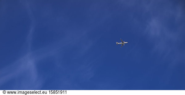 Ziviles Verkehrsflugzeug hoch oben vor blauem Himmel