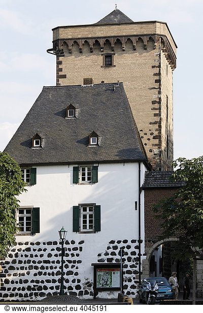 Zollfeste Zons  ehemaliges Zollhaus und mittelalterlicher Rheinturm  Dormagen  Niederrhein  Nordrhein-Westfalen  Deutschland  Europa