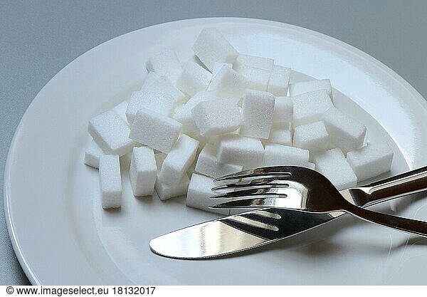 Zuckerwürfel auf Teller mit Besteck  Zuckerkonsum  Zuckerverbrauch