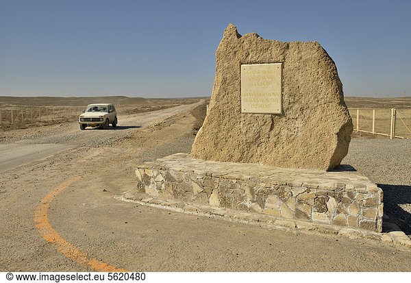 Zufahrt zur Unesco-Welterbestätte von Gobustan mit rund 6000 bis zu 40000 Jahre alten Felsgravuren,  bei der Kreisstadt Gobustan am Kaspischen Meer,  Aserbaidschan,  Kaukasus,  Vorderasien
