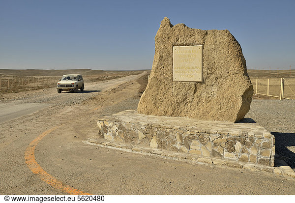 Zufahrt zur Unesco-Welterbestätte von Gobustan mit rund 6000 bis zu 40000 Jahre alten Felsgravuren bei der Kreisstadt Gobustan am Kaspischen Meer Aserbaidschan Kaukasus Vorderasien