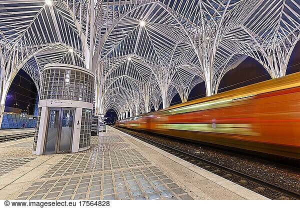 Zug im Bahnhof Lissabon Lisboa Oriente moderne Eisenbahn Bahn Architektur bei Nacht in Lissabon  Portugal  Europa