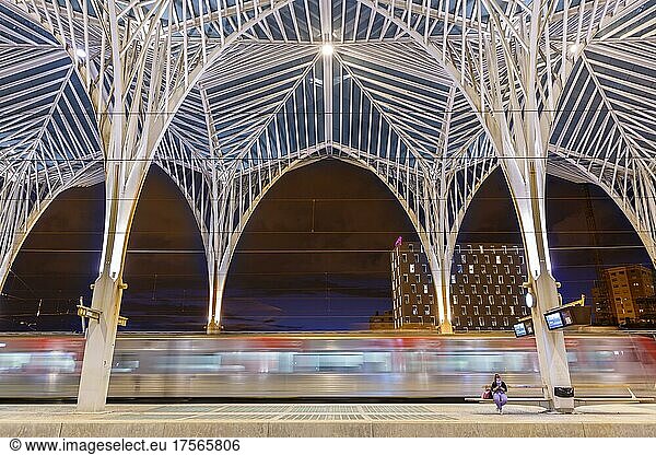 Zug im Bahnhof Lissabon Lisboa Oriente moderne Eisenbahn Bahn Architektur bei Nacht in Lissabon  Portugal  Europa