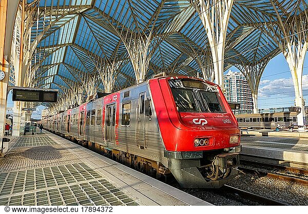 Zug im Bahnhof Lissabon Lisboa Oriente moderne Eisenbahn Bahn Architektur in Lissabon  Portugal  Europa