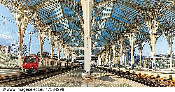 Zug im Bahnhof Lissabon Lisboa Oriente Panorama moderne Eisenbahn Bahn Architektur in Lissabon  Portugal  Europa