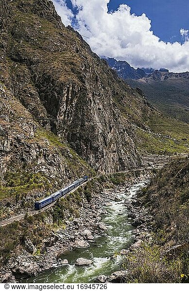 Zug zwischen Machu Picchu in Aguas Calientes und Ollantaytambo durch das Heilige Tal  Region Cusco  Peru
