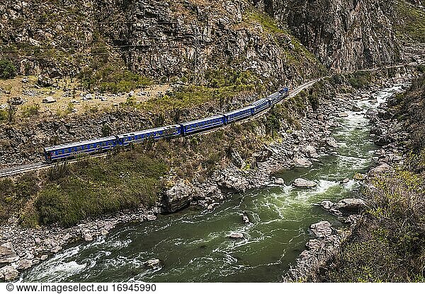 Zug zwischen Machu Picchu in Aguas Calientes und Ollantaytambo durch das Heilige Tal  Region Cusco  Peru
