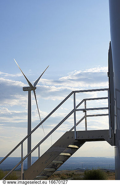 Zugang zu einer Windkraftanlage für nachhaltige Energieerzeugung in Spanien.