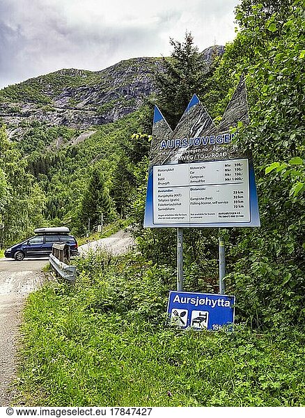Zugang zur Mautstraße mit Informationstafel  Preistafel  norwegische Landschaftsroute Aursjøvegen  Aursjovegen  Eikesdal  Eikesdalen  Molde  More og Romdal  Norwegen  Europa