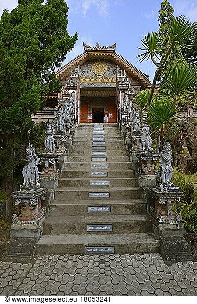 Zugangstreppe  mit frommen Sprüchen auf jeder Stufe  buddhistisches Kloster Brahma Vihara  Banjar  Nordbali  Bali  Indonesien  Asien