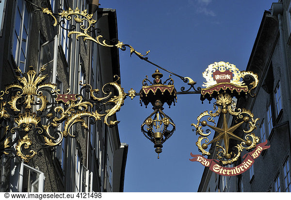 Zunftzeichen in der Getreidegasse  Altstadt  Salzburg  Österreich  Europa