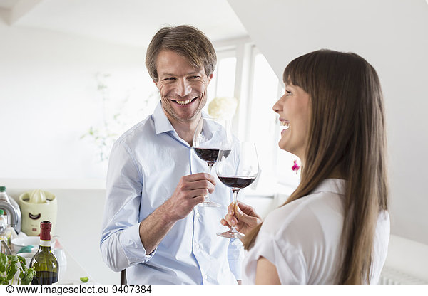 Zusammenhalt Glas lächeln Wein