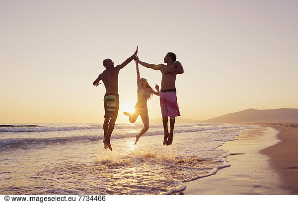 Zusammenhalt  springen  Mensch  Menschen  Menschliche Hand  Menschliche Hände  Strand  klatschen  Sonnenuntergang  Himmel  3  Andalusien  Cadiz  Spanien  Tarifa