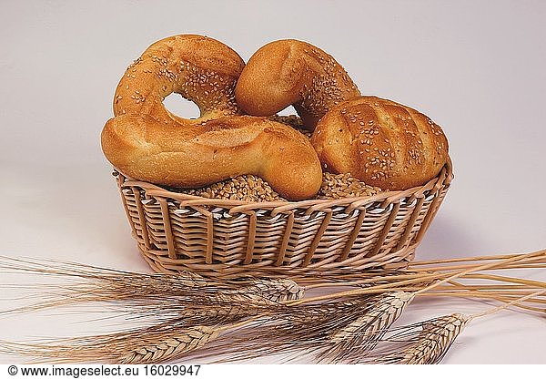 Zusammensetzung mit Weizen und Spikes typisch sizilianisches Brot. Sizilianisches Essen.