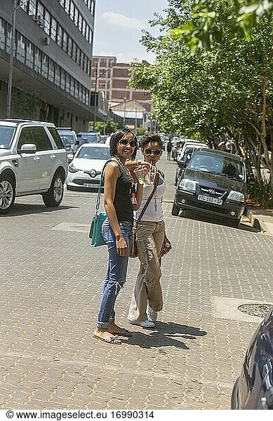 Zwei Afrikanerinnen im Bezirk Maboneng in Johannesburg  Südafrika