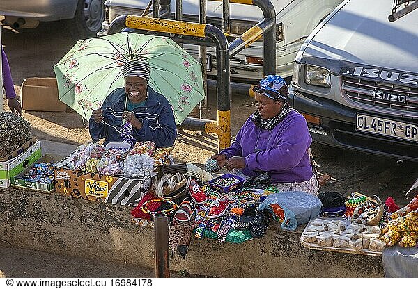 Zwei afrikanische Frauen verkaufen ihre Waren an einem Marktstand am Taxistand in Soweto  Südafrika