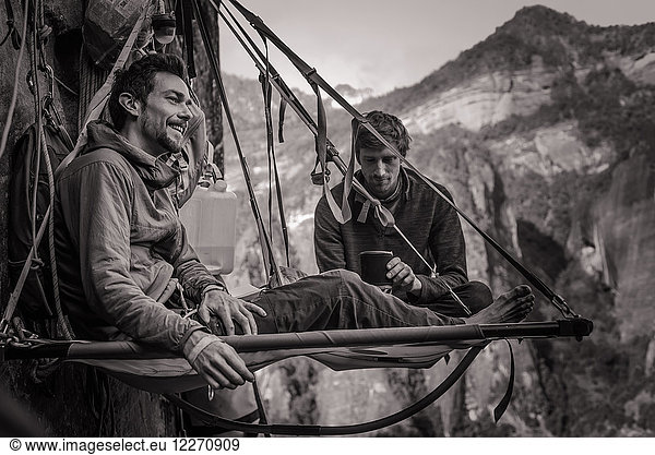Zwei Bergsteiger auf Portaledge  Liming  Provinz Yunnan  China