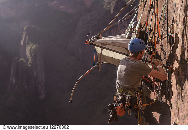 Zwei Bergsteiger befestigen Portale an Felsen  Liming  Provinz Yunnan  China