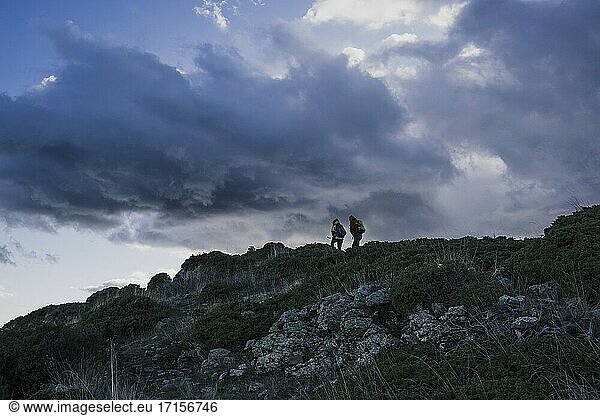 Zwei Bergsteiger beim Aufstieg über den Grat zwischen Les Agudes und Tur? de l'Home. Naturpark Montseny. Katalonien. Spanien.