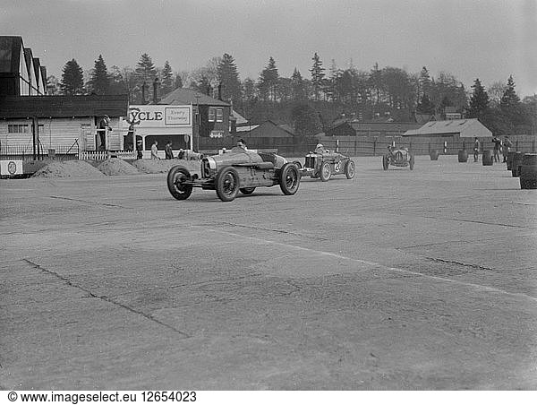 Zwei Bugatti Typ 37 und ein MG bei einem Rennen in Brooklands  Surrey  1930er Jahre. Künstler: Bill Brunell.