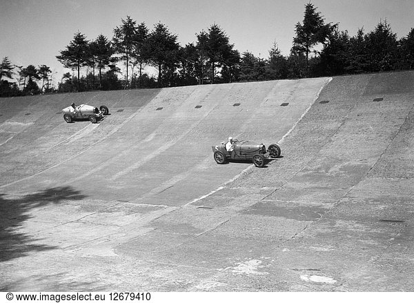 Zwei Bugatti Type 35 bei einem Rennen auf dem Members Banking in Brooklands. Künstler: Bill Brunell.