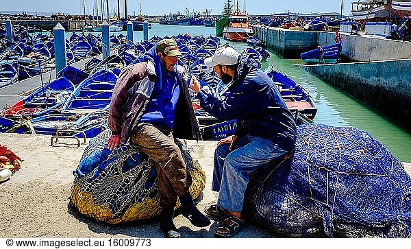 Zwei Fischer unterhalten sich am Hafen  Essaouira  Marokko  Nordafrika.