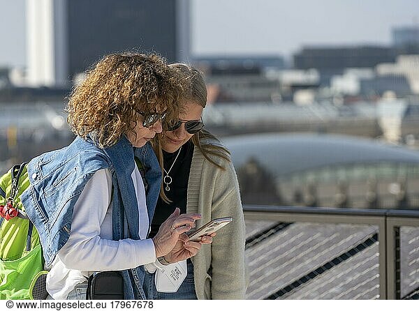 Zwei Frauen auf Sightseeing Tour in Berlin  Berlin  Deutschland  Europa
