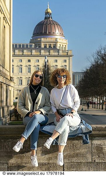 Zwei Frauen auf Sightseeing Tour in Berlin  Berlin  Deutschland  Europa