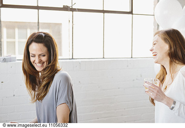 Zwei Frauen  die zusammen lachen