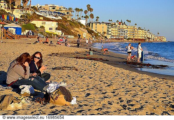 Zwei Frauen entspannen sich an den sonnigen Stränden von Laguna Beach  Kalifornien.