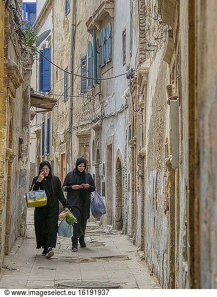 Zwei Frauen gehen in einer engen Straße  Medina  Essaouira  Marokko.