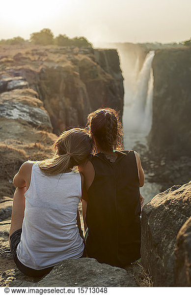 Zwei Frauen genießen die Aussicht auf die Victoriafälle  Simbabwe
