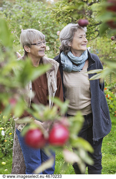 Zwei Frauen im Garten