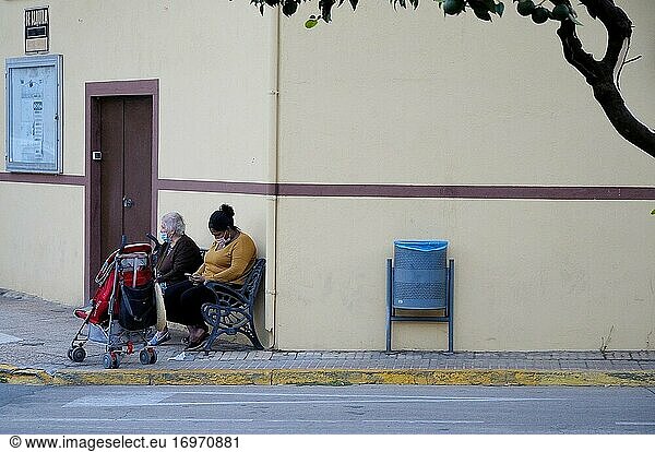 Zwei Frauen sitzen auf einer Bank in Candeleda  ?. vila.