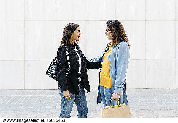 Zwei Frauen unterhalten sich beim Einkaufen